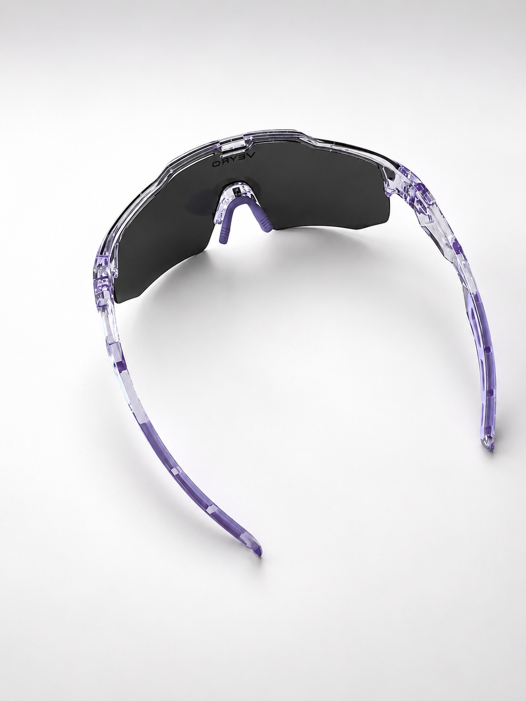 VEYRO Aura Sportbrille – Innenansicht mit transparenter Nasenauflage und lila Bügeln