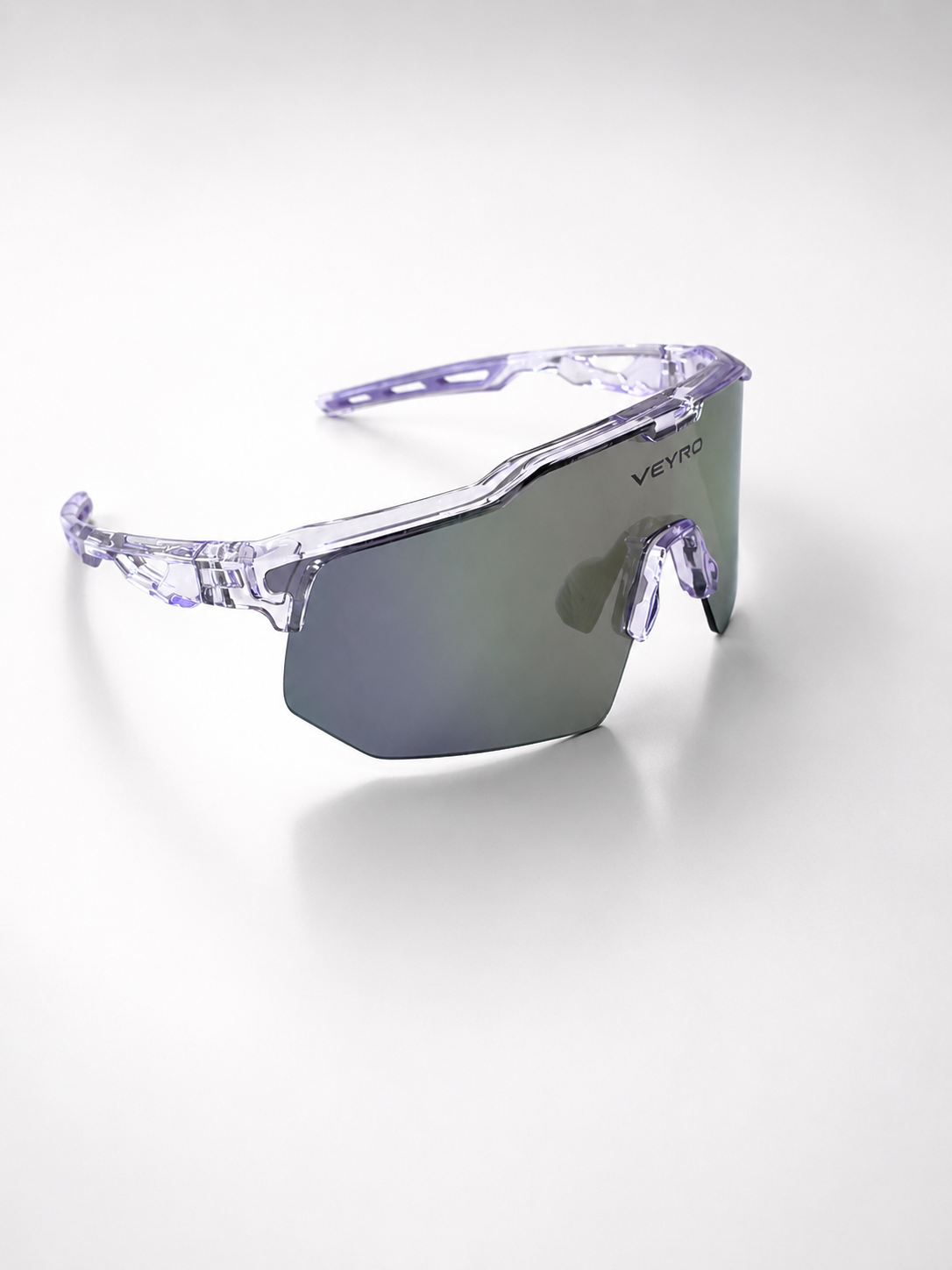 VEYRO Aura Sportbrille – Seitenansicht mit transparentem lila Rahmen und geöffneten Bügeln
