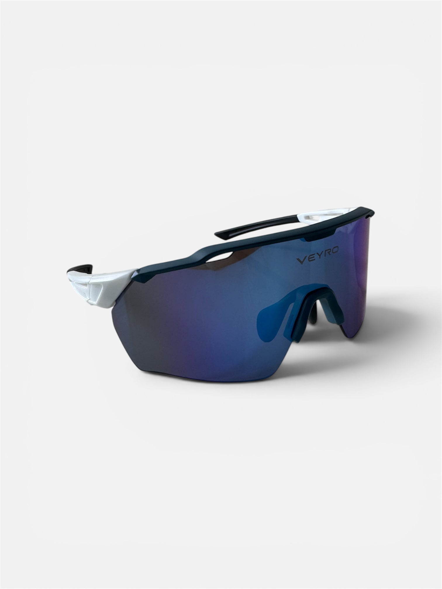 VEYRO Calyven Sportbrille mit blau verspiegelter Shield-Scheibe – Dreiviertelansicht
