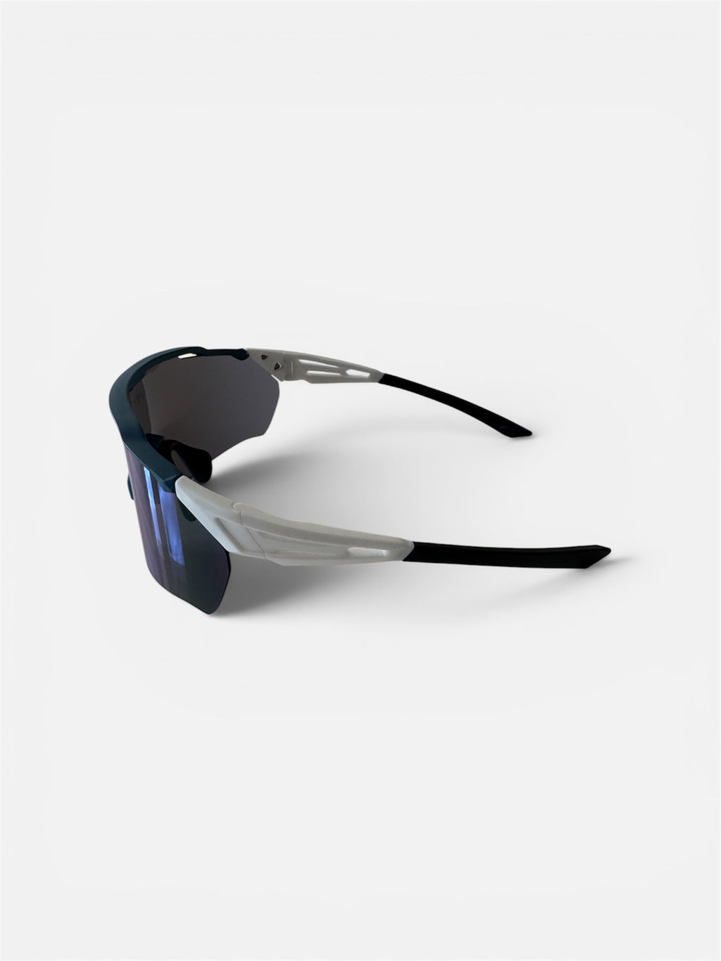 VEYRO Calyven Sportbrille – Innenansicht mit Nasenauflage und geöffneten Bügeln