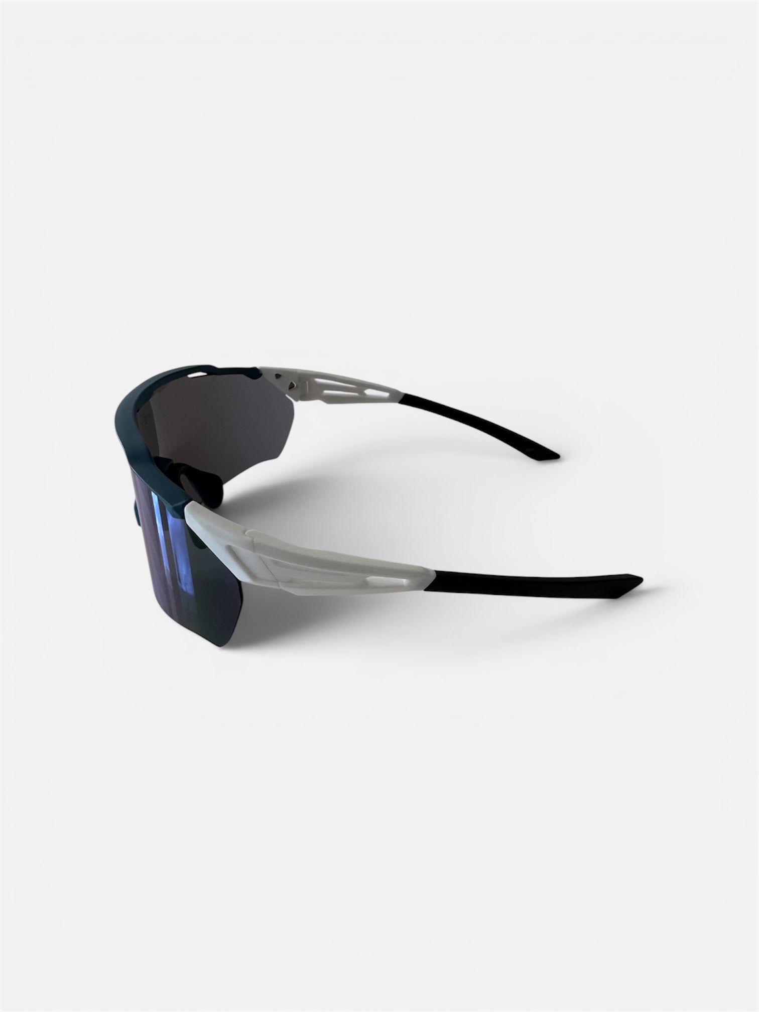 VEYRO Calyven Sportbrille – Innenansicht mit Nasenauflage und geöffneten Bügeln