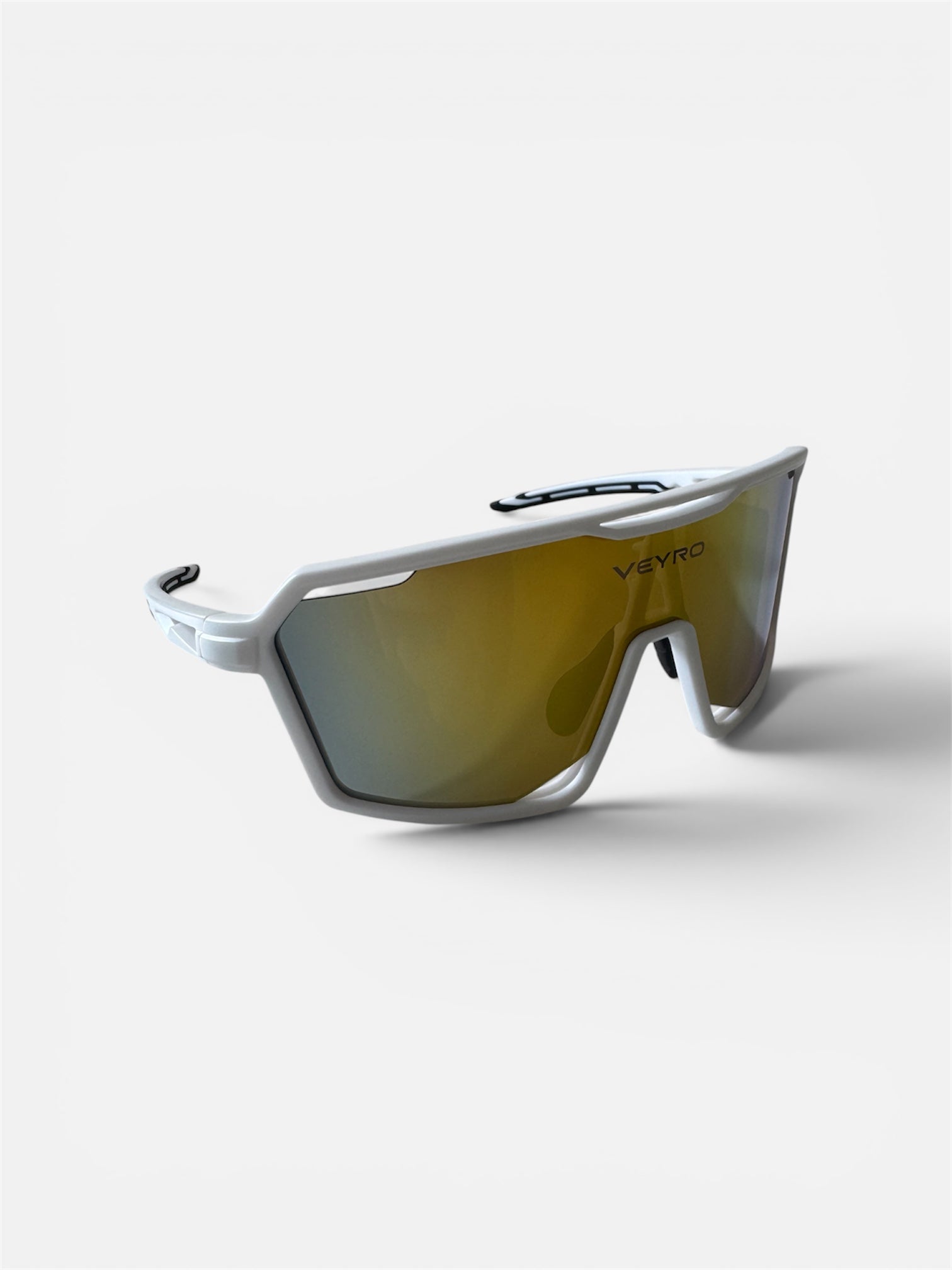 VEYRO Lioris Sportbrille mit goldverspiegelter Scheibe und Vollrahmen – Dreiviertelansicht