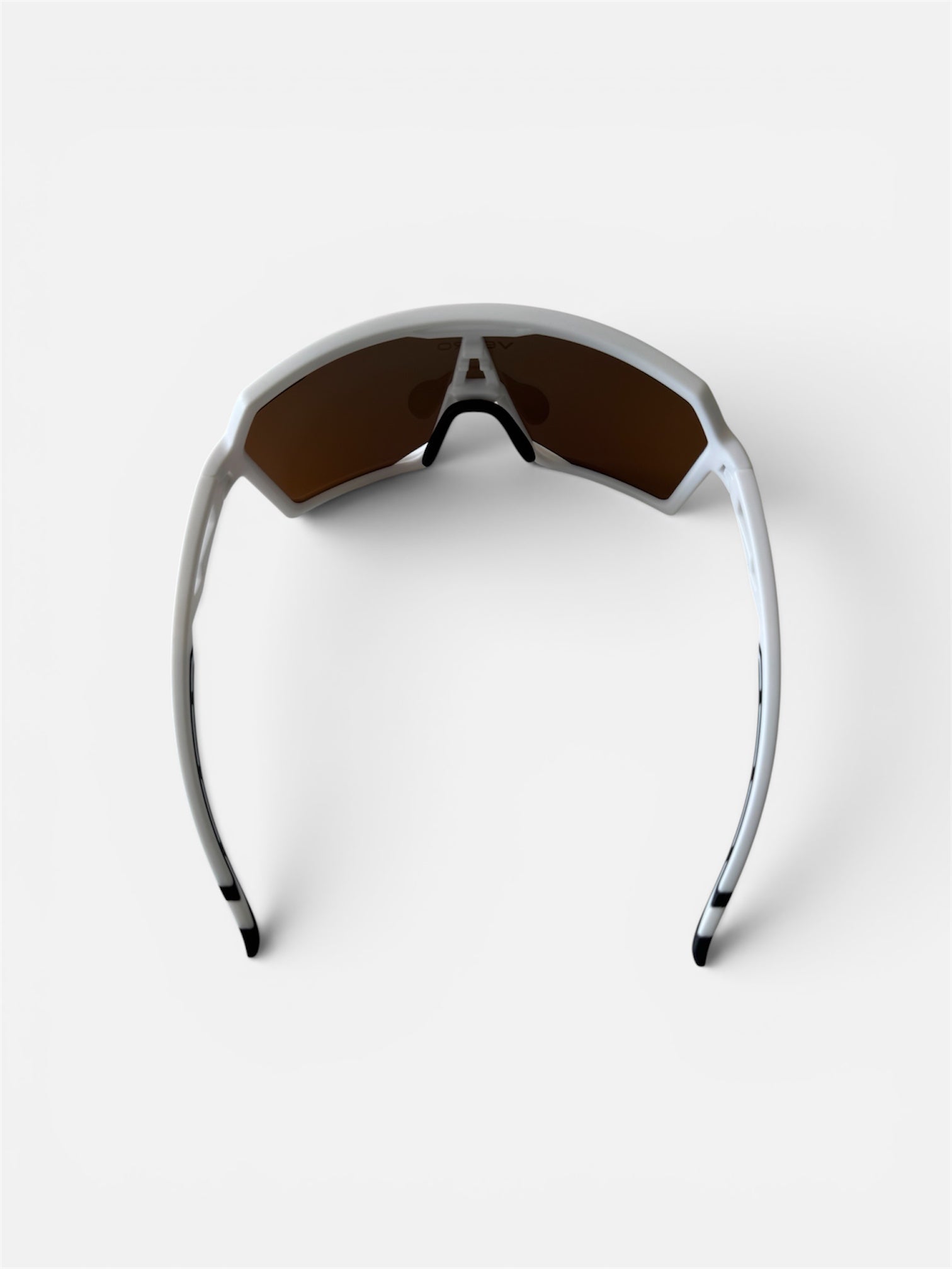 VEYRO Lioris Sportbrille – Innenansicht mit verstellbarer Nasenauflage und rutschhemmenden Bügelenden
