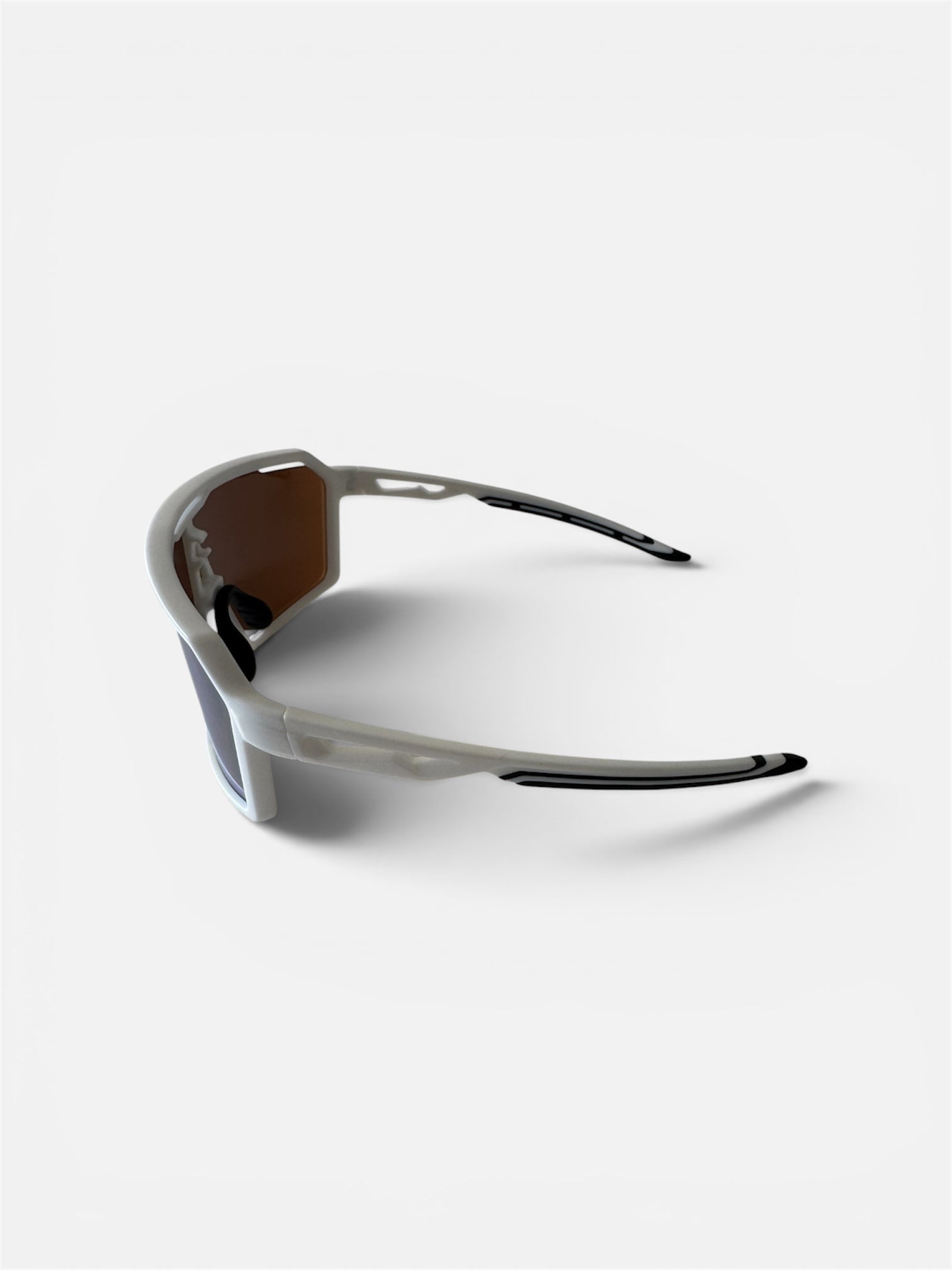 VEYRO Lioris Glacier Gold Sportbrille mit geöffneten Bügeln – Seitenansicht